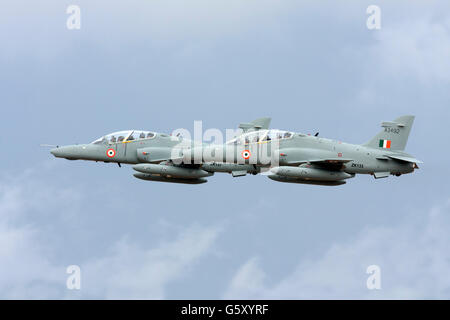 Hawk de BAE Systems 2 132 formateurs jet décoller de Malte sur la livraison à l'Indian Air Force, après une escale de ravitaillement. Banque D'Images