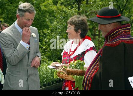 Le Prince de Galles rencontre les habitants de la région lors d'une visite dans une ferme biologique à Stryszow Nr Cracovie, en Pologne. Le Prince Charles goûte du pain bio local. Banque D'Images