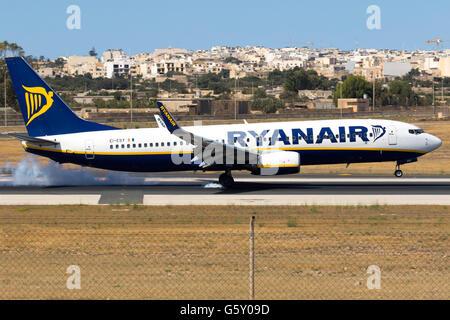 Ryanair Boeing 737-800 [EI-ESY] vers le bas et la combustion de caoutchouc sur la piste 31. Banque D'Images