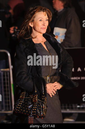 Cherie Lunghi arrive à la première d'arbitrage du Royaume-Uni, à l'Odeon West End, à Leicester Square, Londres. Banque D'Images