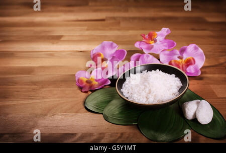 Le sel de mer sur la table en bois. Beauté spa,aromathérapie et baignoire image. Banque D'Images