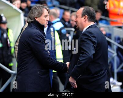 Roberto Mancini, directeur de Manchester City (à gauche), serre la main avec Chelsea Mangaer Rafael Benitez avant le lancement Banque D'Images