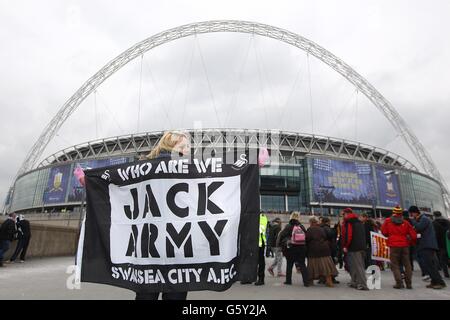 Un fan de Swansea City montre son soutien à l'extérieur du stade Wembley avant le jeu Banque D'Images