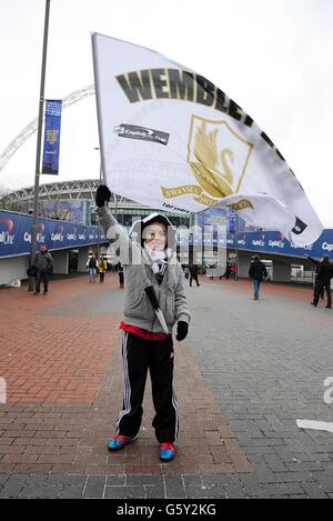 Football - Capital One Cup - finale - Bradford City / Swansea City - Wembley Stadium.Luke Bunyan, fan de Swansea City, montre son soutien à l'extérieur du stade Wembley avant le match Banque D'Images