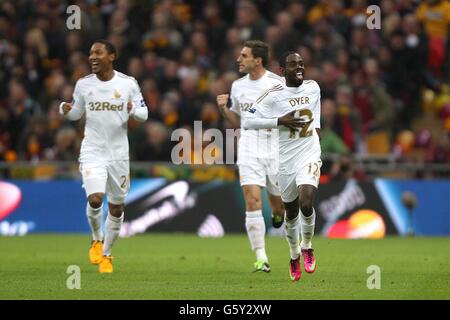 Football - Capital One Cup - finale - Bradford City / Swansea City - Wembley Stadium.Nathan Dyer (à droite) de Swansea City célèbre le premier but du jeu Banque D'Images