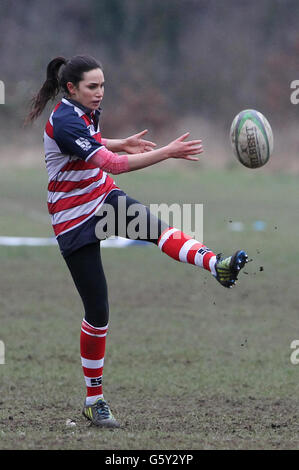 La chanteuse soprano Laura Wright, l'hymne national officiel du rugby à XV en action alors qu'elle joue pour son équipe Rosslyn Park Ladies contre Beckenham Ladies dans le championnat RFUW South East 2 au club de rugby Beckenham, Kent. Banque D'Images