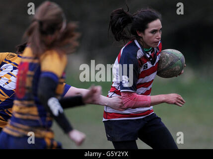 La chanteuse soprano Laura Wright, l'hymne national officiel du rugby à XV en action alors qu'elle joue pour son équipe Rosslyn Park Ladies contre Beckenham Ladies dans le championnat RFUW South East 2 au club de rugby Beckenham, Kent. Banque D'Images