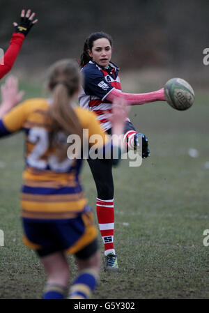 La chanteuse soprano Laura Wright, l'hymne national officiel du rugby à XV en action alors qu'elle joue pour son équipe Rosslyn Park Ladies contre Beckenham Ladies dans le championnat RFUW South East 2 au club de rugby Beckenham, Kent. Banque D'Images