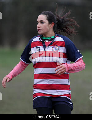 La chanteuse soprano Laura Wright, l'hymne national officiel du rugby à XV en action alors qu'elle joue pour son équipe Rosslyn Park Ladies contre Beckenham Ladies dans le championnat RFUW South East 2 au club de rugby Beckenham, Kent. Banque D'Images