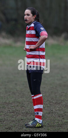 La chanteuse soprano Laura Wright, l'hymne national officiel du rugby à XV en action alors qu'elle joue pour son équipe Rosslyn Park Ladies contre Beckenham Ladies dans le championnat RFUW South East 2 au club de rugby Beckenham, Kent. Banque D'Images