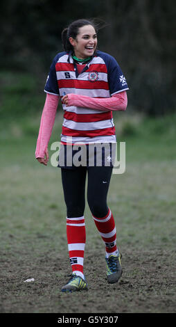 La chanteuse soprano Laura Wright, l'hymne national officiel du rugby à XV en action alors qu'elle joue pour son équipe Rosslyn Park Ladies contre Beckenham Ladies dans le championnat RFUW South East 2 au club de rugby Beckenham, Kent. Banque D'Images