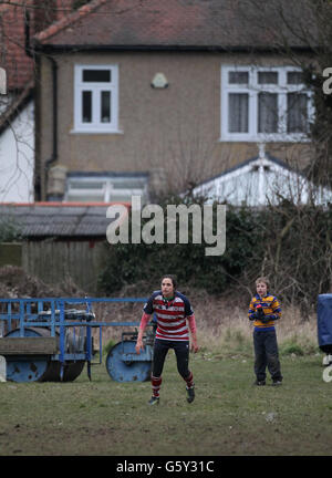 La chanteuse soprano Laura Wright, l'hymne national officiel du rugby à XV en action alors qu'elle joue pour son équipe Rosslyn Park Ladies contre Beckenham Ladies dans le championnat RFUW South East 2 au club de rugby Beckenham, Kent. Banque D'Images