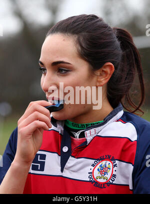 La chanteuse soprano Laura Wright, l'hymne national officiel du rugby à XV en action alors qu'elle joue pour son équipe Rosslyn Park Ladies contre Beckenham Ladies dans le championnat RFUW South East 2 au club de rugby Beckenham, Kent. Banque D'Images