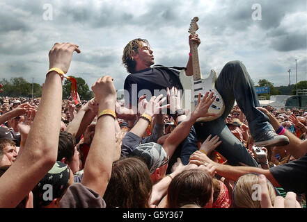 Gavin Rossdale, du groupe Bush, joue dans la foule au Glastonbury Festival, à Pilton, Somerset. Le festival est une vente complète, et la météo semble bon pour les milliers de fans de musique sur le site. * comme d'habitude, une énorme opération de sécurité est en vigueur au festival, avec des millions de livres dépensés sur l'escrime de sécurité pour empêcher les non-détenteurs de billets de casser dedans. Banque D'Images