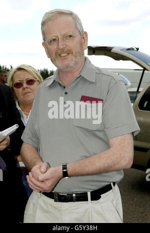 Le directeur général de l'Académie Largs, à Ayrshire, en Écosse, George Maxwell, répond aux questions de la presse avant d'accompagner les élèves blessés dans un accident d'autocar de vacances scolaires de l'hôpital central Robert Morlev, Semur en Auxois. *...., dans le centre de la France, près de Dijon en France, qui a tué hier une écolière et aurait gravement blessé d'autres, y compris des enseignants. Une partie de la fête scolaire doit être emvolée à la maison via Glasgow aujourd'hui. Banque D'Images