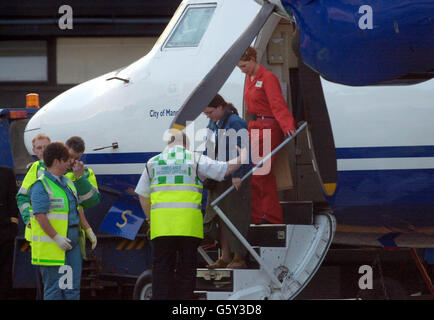 Un élève de la Largs Academy blessé dans un accident d'autocar près de Dijon dans le centre de la France, hier, est aidé à descendre d'un avion à l'aéroport de Glasgow. * le conducteur de l'autocar qui s'est écrasé, tuant une écolière de 15 ans et en blessant plusieurs autres, a été inculpé ce soir d'homicide involontaire coupable par les procureurs français. Banque D'Images