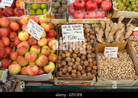 Stand du marché withs fruits et légumes Banque D'Images