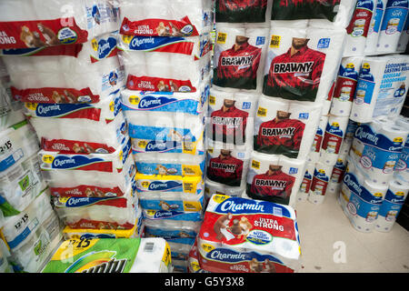 Une exposition de produits du papier dans un supermarché de New York notamment Procter & Gamble's Charmin Toilet Paper et Georgia Pacific's intense des serviettes de papier le dimanche 19 juin 2016. (© Richard B. Levine) Banque D'Images