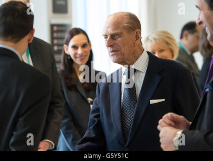 Le Prince Philip, duc d'Édimbourg, rencontre le personnel et les patients pendant qu'il visite et ouvre le nouveau bâtiment du Royal London Hospital et le nouveau Centre national de recherche sur les intestins et d'innovation chirurgicale le 27 février 2013 à Londres, en Angleterre. (Photo de Ian Gavan - WPA Pool/Getty Images) Banque D'Images