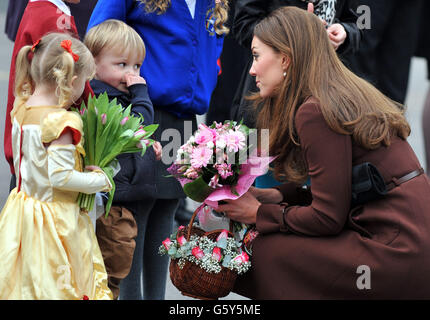 La duchesse de Cambridge rencontre Isobelle Laursen, 3 ans, et Oliver Axcell, 3 ans, lors d'une visite des quartiers de la tête de feu de Peak Lane à Grimsby. Banque D'Images