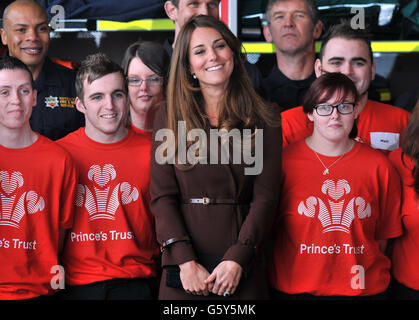 La duchesse de Cambridge rencontre un membre du Prince's Trust lors d'une visite dans les quartiers de Peak Lane Fire Head Quarters à Grimsby. Banque D'Images