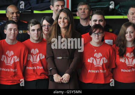 La duchesse de Cambridge rencontre un membre du Prince's Trust lors d'une visite dans les quartiers de Peak Lane Fire Head Quarters à Grimsby. Banque D'Images