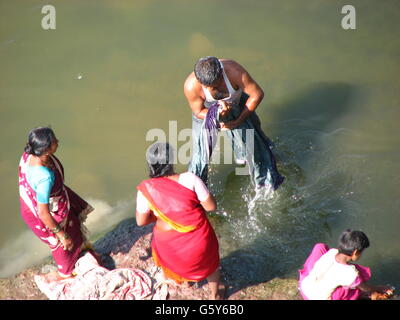 Lavage des vêtements pauvres leurs vêtements sur la berge en Inde Banque D'Images