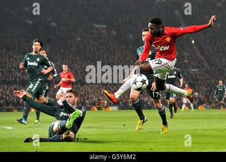 Danny Welbeck de Manchester United (à droite) a un tir sur la cible Banque D'Images