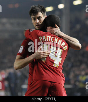 Johnnie Jackson de Charlton Athletic (en face) célèbre avec Bradley Pritchard après Marquant son but contre Peterborough United Banque D'Images