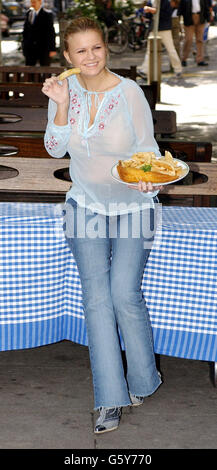 Kerry Katona, présentateur de télévision, chanteur et ancien collaborateur de Fish and Chip Shop, lance le concours Fish and Chip Shop de l'année 2002 au Rock & Sole Plaice de Covent Garden à Londres. * le concours annuel organisé par la Sea Fish Industry Authority (Seafish) en est maintenant à sa 15e année. Banque D'Images