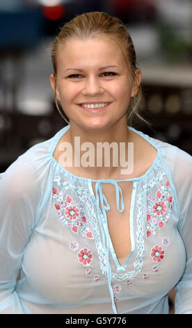 Kerry Katona, présentateur de télévision, chanteur et ancien collaborateur de Fish and Chip Shop, lance le concours Fish and Chip Shop de l'année 2002 au Rock & Sole Plaice de Covent Garden à Londres. * le concours annuel organisé par la Sea Fish Industry Authority (Seafish) en est maintenant à sa 15e année. Banque D'Images