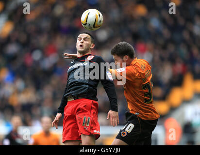 Football - npower football League Championship - Wolverhampton Wanderers / Cardiff City - Molineux.Craig Conway (à gauche) de Cardiff City et Matt Doherty de Wolverhampton Wanderers se battent pour le ballon Banque D'Images