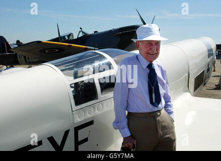 Ancien pilote d'essai en chef du Spitfire, Alex Henshaw se dresse devant un Spitfire au salon aérien Flying Legends, RAF Duxford, Cambridgeshire. *des milliers d'amateurs d'aviation et de familles ont visité aujourd'hui la deuxième journée d'une exposition annuelle d'avions de la première et de la deuxième Guerre mondiale, avec des dizaines d'avions, de pilotes et d'anciens combattants du monde entier. Banque D'Images