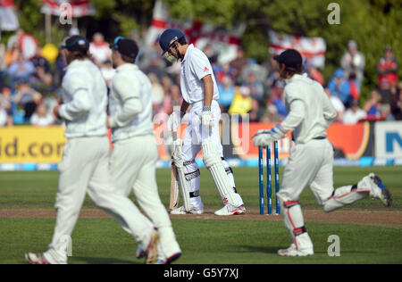 Le capitaine d'Angleterre Alastair Cook quitte le champ après avoir été pris par Hamish Rutherford, de Nouvelle-Zélande (non représenté), au cours du deuxième jour du premier test à l'Université Oval, Dunedin, en Nouvelle-Zélande. Banque D'Images