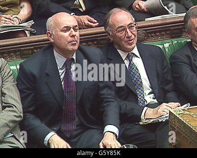 Le chef de l'opposition Iain Duncan-Smith (à gauche) et le chancelier de l'ombre Michael Howard (à droite) répondent à l'opposition du chancelier de l'Échiquier Gordon Brown après avoir présenté son examen détaillé des dépenses à la Chambre des communes à Londres. * l'éducation aura la part principale du paquet de 90 millions de Brown, avec le Home Office, la Défense, l'aide outre-mer et le transport tous partageant dans la stimulation des dépenses. Banque D'Images