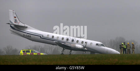 Scène d'un accident d'avion à l'aéroport de Dublin après que la roue avant de l'avion Bin Air a bouclé à l'atterrissage, causant l'accident sur la piste. Banque D'Images