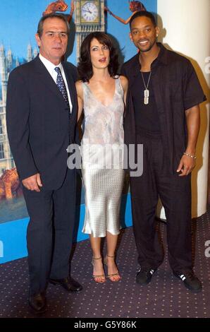 L'actrice Lara Flynn Boyle flanquée des acteurs Tommy Lee Jones (à gauche) et Will Smith lors d'une séance photo dans les bureaux de BAFTA à Piccadilly, à Londres, lundi pour promouvoir leur nouveau film 'Men's In Black 2'. Banque D'Images