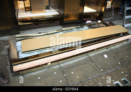 Une des portes retirées de l'entrée endommagée du magasin Gucci sur Sloane Street, à l'ouest de Londres, après un RAID à coup et à coup de main hier soir. Banque D'Images