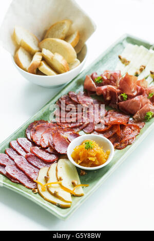 Jambon Serrano espagnol viandes fumées chorizo tapas de fromage avec du pain ensemble plateau de partage Banque D'Images