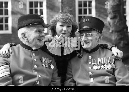 Mlle Wendy Rogers, 19 ans, de Dagenham, avec les retraités de Chelsea, le Sgt Fred Cook (à gauche) de Salisbury et le CSM Alan Aris (à droite), Norwich, qui ont profité d'une séance de tabac à pipe, lorsqu'ils ont reçu du tabac du Conseil des Pipesmokers la veille de l'exécution de Sir Walter Raleigh 364 ans auparavant. Banque D'Images