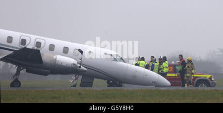 Scène d'un accident d'avion à l'aéroport de Dublin après que la roue avant de l'avion Bin Air a bouclé à l'atterrissage, causant l'accident sur la piste. Banque D'Images