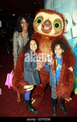 Sinitta et sa fille Magdelana (7 ans) et son fils Zac (6 ans) arrivent pour le gala des Croods à l'Empire Leicester Square à Londres. Banque D'Images