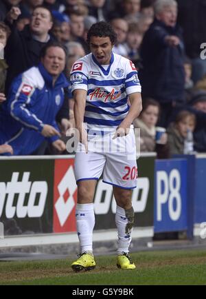 Soccer - Barclays Premier League - Queens Park Rangers v Sunderland - Loftus Road.Fabio Da Silva des Queens Park Rangers réagit à une décision Banque D'Images