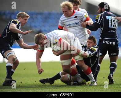 Rugby Union - LV=Cup - Pool One - Vente Sharks v Saracens - Salford City Stadium.George Kruis de Saracen est attaqué par Tom Holmes de sale Shark (à droite) pendant le LV=Cup Pool One match au Salford City Stadium, Salford. Banque D'Images