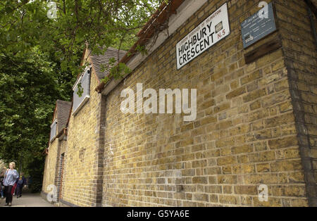 Les toilettes publiques désutilisées des champs de Highbury, Islington, dans le nord de Londres, qui vient d'être vendu pour 182,000, Christopher Eliades, promoteur immobilier, a décidé de négliger son état délabré pour son emplacement pratique. * Eliades a payé une somme substantielle pour le bâtiment victorien en panne parce qu'il est des mètres d'un tube et a beaucoup cherché-après le stationnement compteur. Banque D'Images