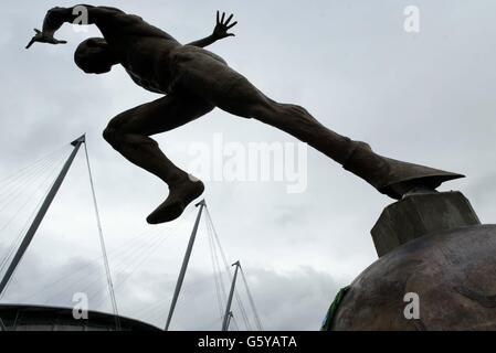 Photo précédemment non publiée de la sculpture de Colin Spofforth « The Runner » en position par le stade de la ville de Manchester avant le début des Jeux du Commonwealth fin juillet 2002. La statue doit être dévoilée au cours d'une cérémonie plus tard aujourd'hui. Banque D'Images