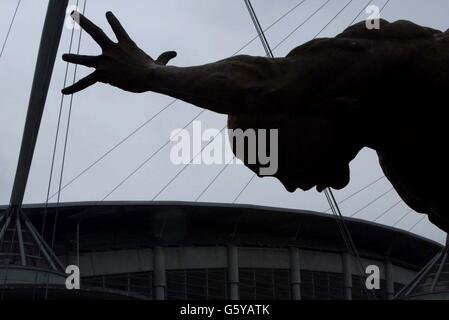 Photo précédemment non publiée de la sculpture de Colin Spofforth « The Runner » en position par le stade de la ville de Manchester avant le début des Jeux du Commonwealth fin juillet 2002. La statue doit être dévoilée au cours d'une cérémonie plus tard aujourd'hui. Banque D'Images