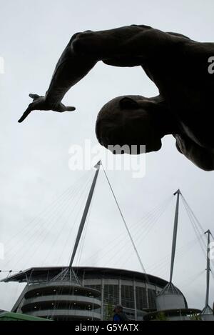 Photo précédemment non publiée de la sculpture de Colin Spofforth « The Runner » en position par le stade de la ville de Manchester avant le début des Jeux du Commonwealth fin juillet 2002. La statue doit être dévoilée au cours d'une cérémonie plus tard aujourd'hui. Banque D'Images