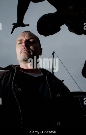 Colin Spofforth se dresse devant sa sculpture « The Runner » en position par le stade de la ville de Manchester avant le début des Jeux du Commonwealth fin juillet 2002. La statue doit être dévoilée au cours d'une cérémonie qui aura lieu plus tard le mardi 9 juillet 2002. Regardez la photo PA Story : Jon Super Banque D'Images