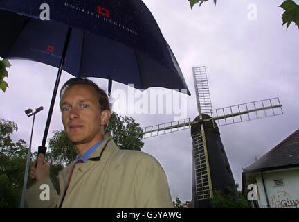 Directeur général de English Heritage, Dr Simon Thurley, à l'extérieur du moulin à vent de Brixton, où il a lancé le cinquième Registre des bâtiments en péril. * le rapport révèle que plus de 1500 bâtiments importants de grade I et II dans les villes et les villes autour du pays risquent d'être perdus à jamais par la négligence et la désintégration. Banque D'Images